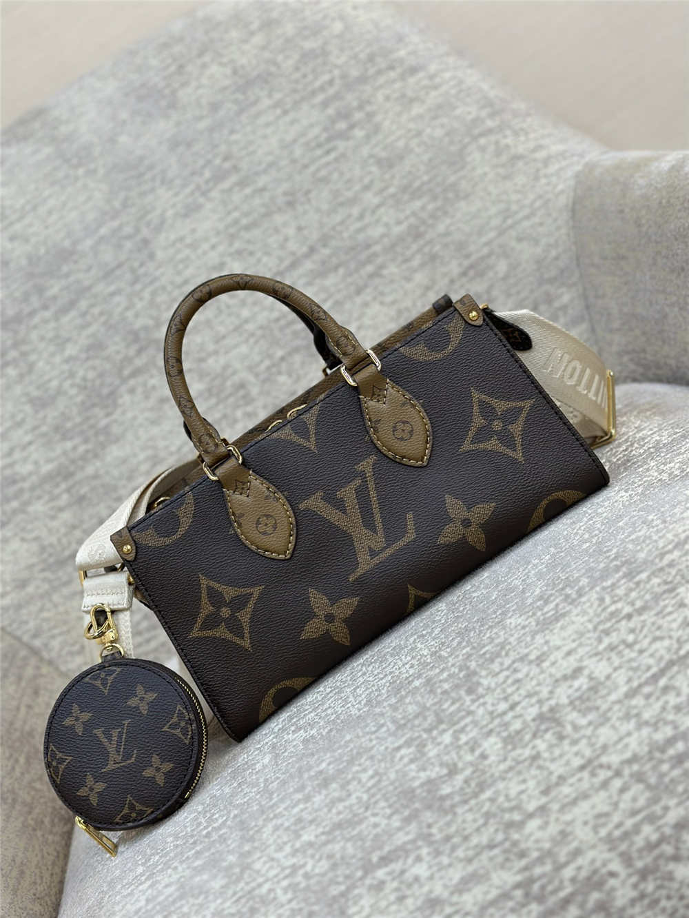 Louis Vuitton  ONTHEGO EAST WEST  M46653  size：25x13x10cm 2025 new 